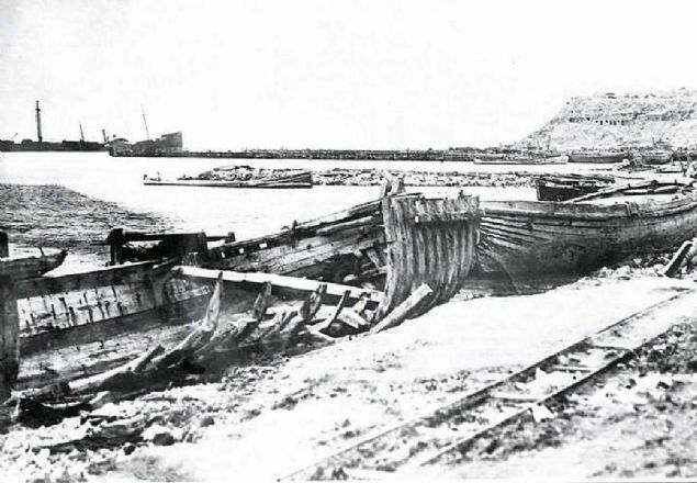 Seddlbahir'de Teke Burnu karma iskelesinde Trk askerlerince tahrip edilmi tekneler.      