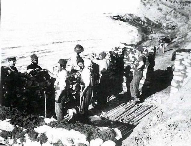 Siper inaatnda altrlan Yunan iiler.       