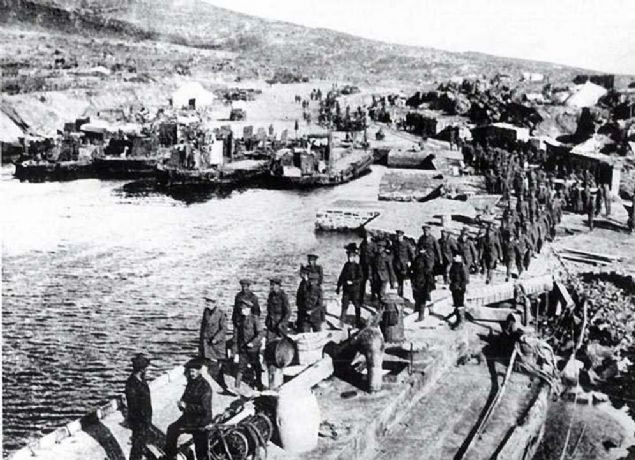 Eski gemilerin batrlp yan yana dizilmesiyle oluturulan karma limannda ngiliz askerleri.  