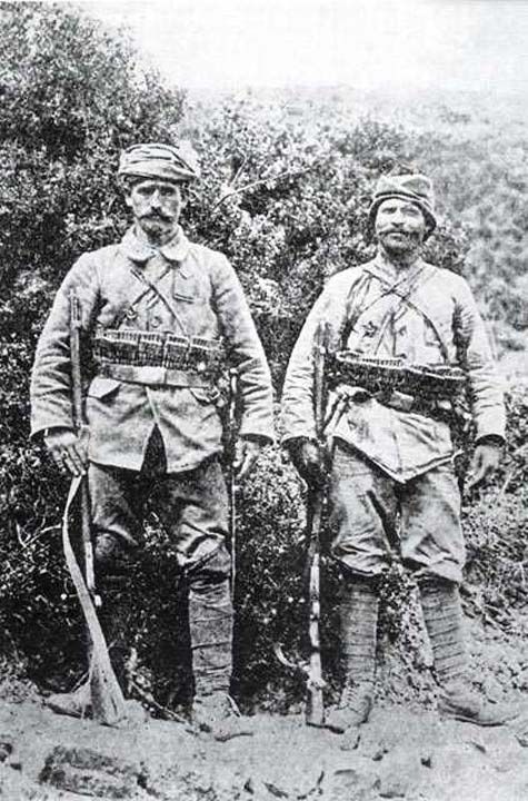 Arburnu'nda dman durduran iki Mehmetik Baarlarnn gururu iinde (1915)      