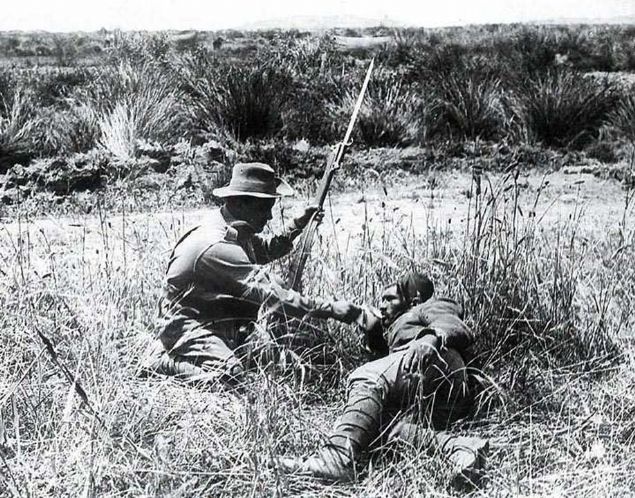 Yaral bir Trk askerine su iiren Anzak subay.  