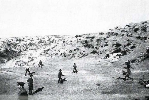 Sava ortasnda, atmadan uzak bir alanda kriket oynayan ngiliz ve Avustralyal askerler (1915)   