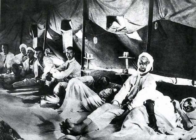 Gelibolu Yarmadas'nda ngiliz yarallar adr revirlerde.  