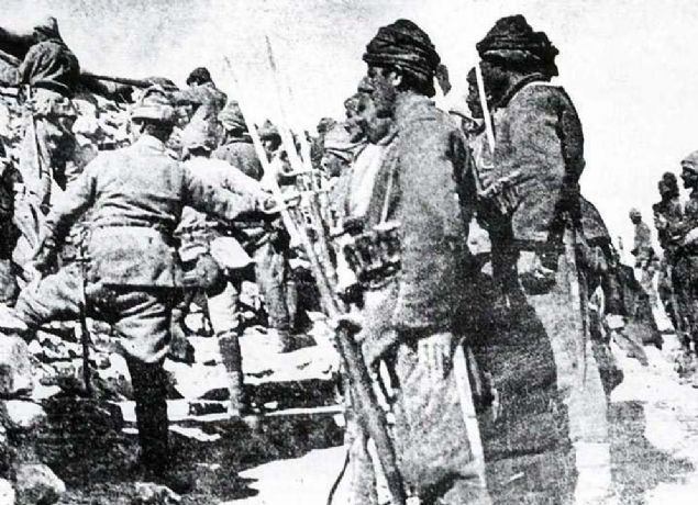 anakkale Sava'nda Osmanl cephesi. Seddlbahir'deki Trk siperlerinde bir sava an: n sra tfekle ate ayor, orta sra bomba atyor, arka sra hcum zamann bekliyor (1915).      