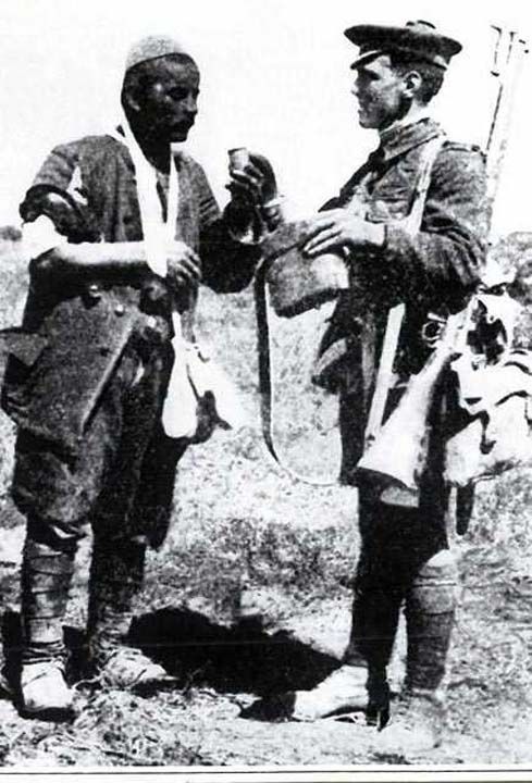 Yaral Trk askerine su veren ngiliz askeri  