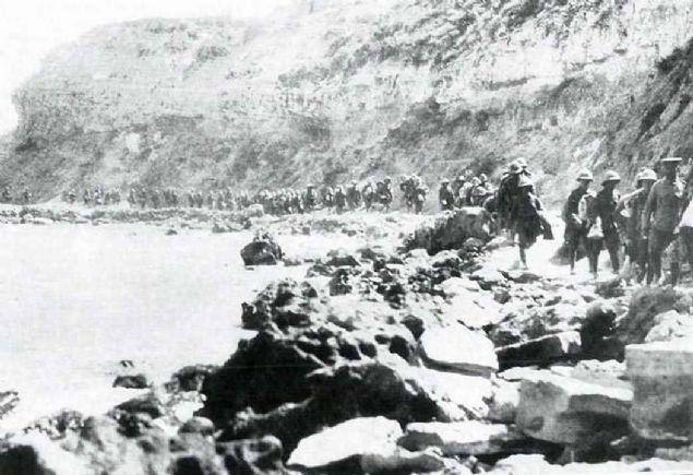 ngiliz karma birlii Gelibolu Yarmadas sahilinde cepheye doru yol alyor. 