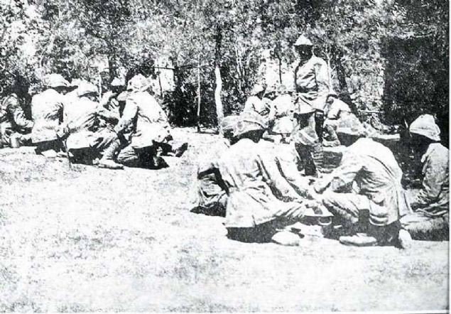 anakkale Sava'nda Osmanl cephesi.Trk askerlerinin sabah yemei (Kasm 1915)            