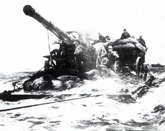 anakkale Sava'nda Osmanl cephesi. Ar top kyya ekiliyor.      