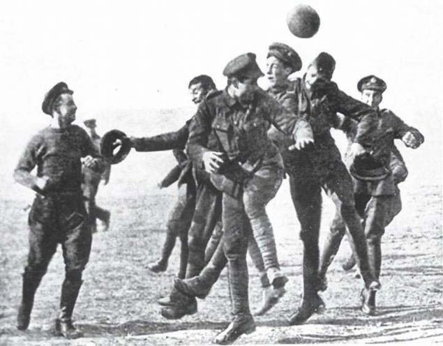 Cephede futbol oynayan ngiliz askerleri 