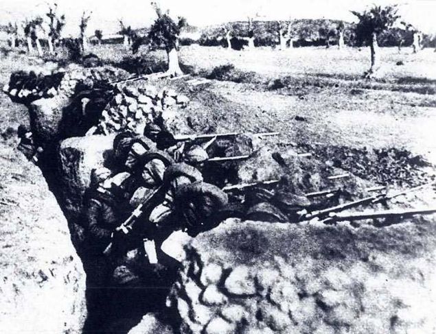 Arburnu'nda Trk askerleri siperde.   