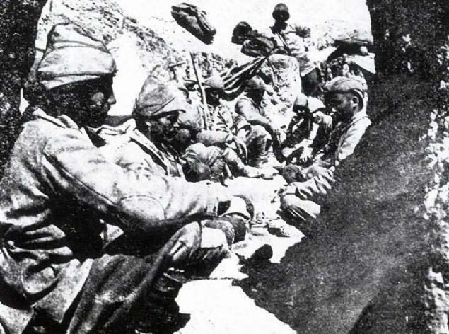 Seddlbahir'de, siperde Trk askerleri (1915)   