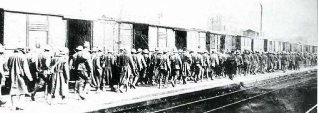 anakkale Sava'nda Osmanl cephesi. ngiliz esirler Haydarpaa stasyonu'nda trenden indirildikten sonra (1915). Trk esirlere gre ok daha iyi artlarda yaamalar salanmtr. 