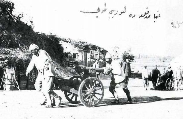 anakkale muharebeleri iin mevziye top eken askerler (1915)      