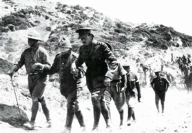 Esir den bir Osmanl subay gzleri balanarak sorgulanmak zere ngiliz komutana gtrlyor (1915). 