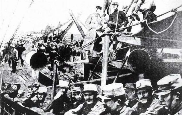 Fransz askerleri karma gemisinde.   