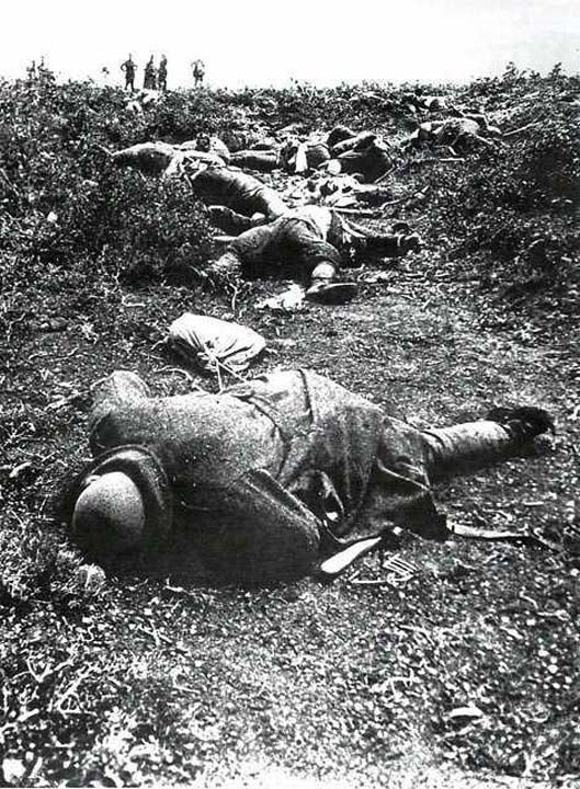 19 Mays 1915 gn Anzak birliklerinin saldrsnda ehit den Trk askerleri. Bu saldr sonrasnda yaplan anlama gereince Trk ve Anzak llerinin deiimi yaplarak gmlmeleri salanmtr. 