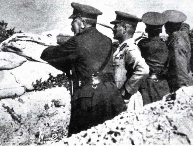 ngiltere Harbiye Bakan Lord Kitchener ve Anzak birliklerinin komutanlarndan General Russell siperden araziye inceliyorlar.      