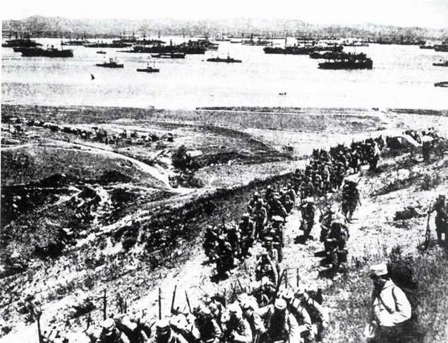 kartma yapan Fransz askeri.   