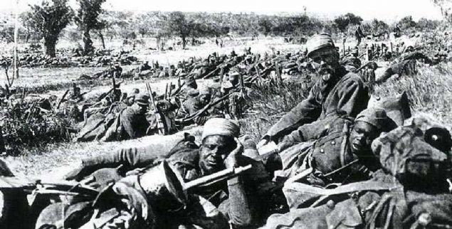 Fransz ve smrgesi Senegalli askerler bir adm ilerleyemedikleri Gelibolu srtlarnda mitsiz bir bekleyi iinde dinlenirken   