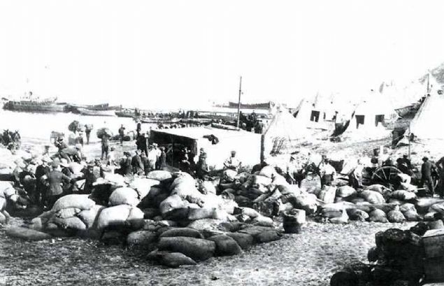 W kumsalna karma yapan ngiliz birliklerinin kurduklar salk merkezi. Trk birliklerinin ateinden korunmak iin merkezin evresine kum torbalar dizilmi.      