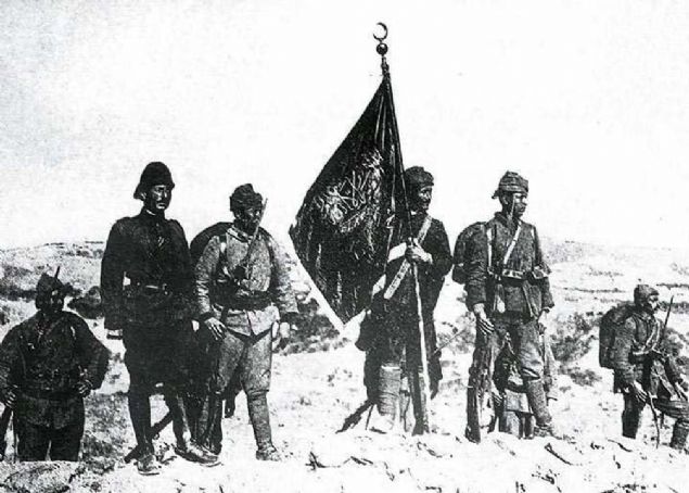 Arburnu Kanlsrt'ta dman siperlerine dikilen alay sanca ile muhafz subay ve Mehmetikler kaan dman birliklerini seyrediyorlar (1915).      