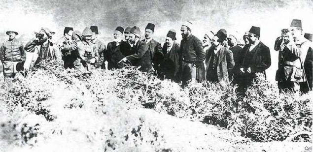 Anafartalar Kahraman Kur. Alb. Mustafa Kemal, stanbul'dan sava alannda inceleme yapmak zere gelen milletvekillerine dman mevzilerini gstererek bilgi veriyor (14 Ekim 1915).  