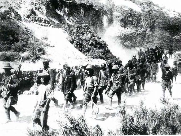 Trk esirlerin cepheden gemilere bindirilmek zere gtrl (1915). lerinde yaral olanlar grlmektedir. 