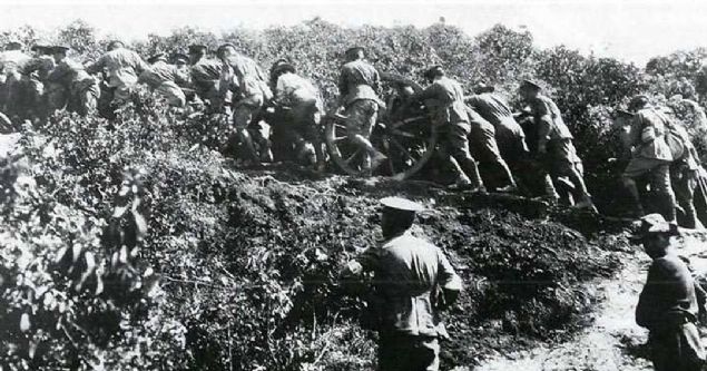 ngiliz ve Anzak askerleri mevziye top ekiyor. 