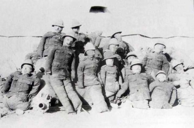 ngilizler, Aralk 1915-Ocak 1916 aylarnda Gelibolu Yarmadas'ndan ekilirken adrlarn skmemiler, siperlere kukla askerler ve kendiliinden patlayan tfekler yerletirmilerdi. Bu sayede  hafta iinde ekilmelerini tamamlayan ngiliz ve Anzak birlikleri, insan kayb vermemilerdi. 