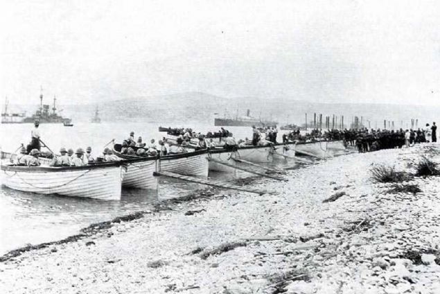 Gelibolu yarmadas sahilinde ngiliz karma birlikleri filikalar ve sava gemileri      