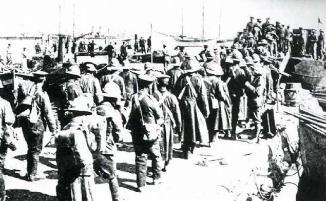 1915 yl sonlarnda, dn hazrl iindeki ngiliz askerleri gemilerine dnyorlar. 