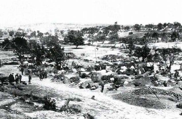 Haziran-Temmuz 1915'te Kirte yolu zerinde kurulmu bir salk merkezinde yaral ngiliz ve Anzak askerleri tedavi ediliyor.  