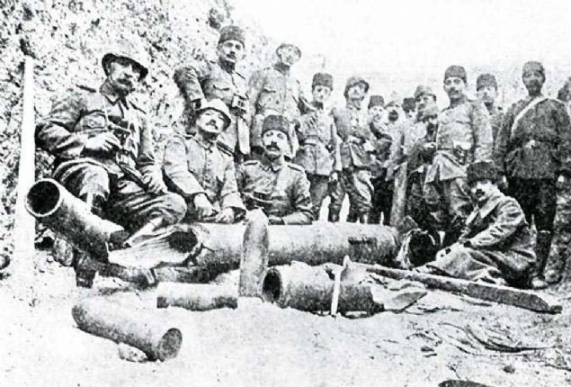 Arburnu'nda dmann paralanm toplar ve top mermileri nnde Esat (Blkat) Paa ve maiyetindeki subaylar (1915) [Ali Rza Bey, Fahrettin (Altay) ve Rt Bey]. anakkale'de yedek subay olarak byk kayp veirlmi; tahisilli, gelecek vadeden kuaklar erimitir.      