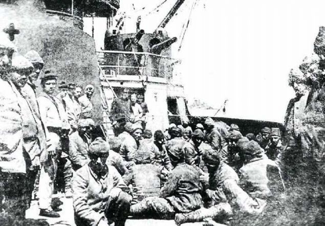 anakkale Sava'nda Osmanl cephesi. Trk esirler ngiliz sava gemisinde. 