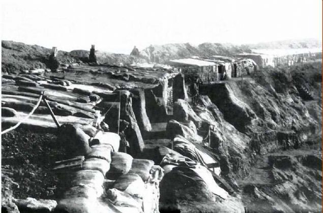 1915 yl sonbaharnda Gelibolu Yarmadas'nda ngiliz siperleri. Yaklaan ka ve muhtemel Alman saldrlarna kar bu siperler, ngiltere ve Msr'dan getirilen kereste ve 5000 ton demir kullanlarak, 1255 Yunan iisi altrlarak yaplmt. Siperler tamamlanmadan ngiltere yarmaday boaltma kararn ald. 