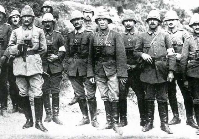 anakkale Sava'nda Osmanl cephesi. Anafartalar Grup komutan M.Kemal muharebe arkadalaryla (1915).   