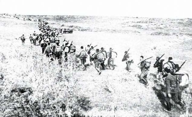 Gelibolu'da cepheye doru yol alan Trk piyadeler   