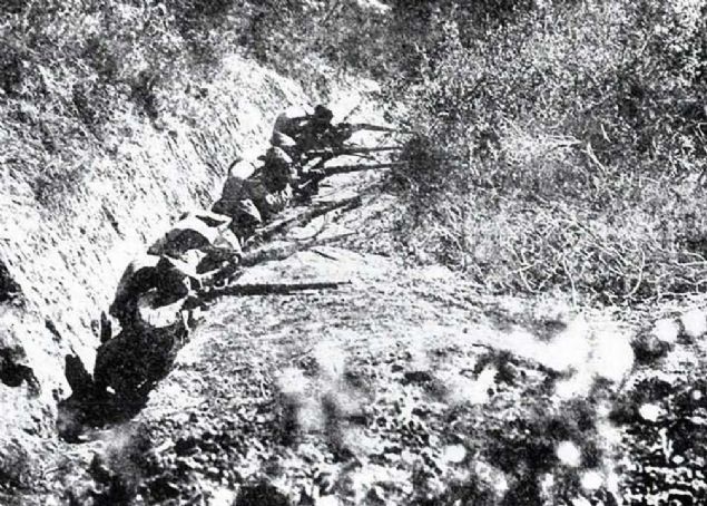 Gelibolu Yarmadas'nda, siperde Trk askerleri (1915)   