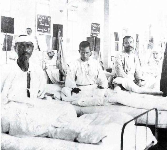 anakkale Merkez Hastahanesi'nde tedavi edilen elleri ve ayaklar kopuk anakkale gazileri (1915)  