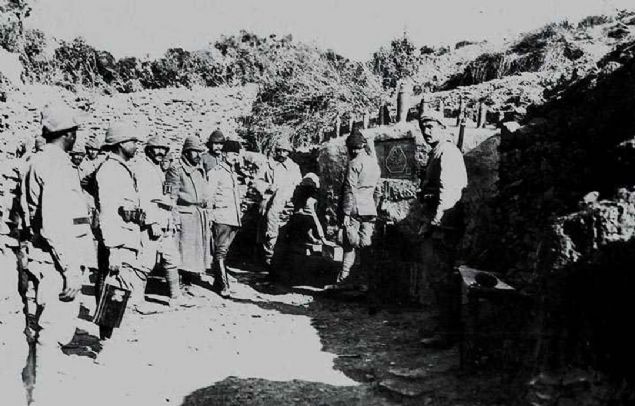 anakkale Sava'nda Osmanl cephesi. Siperler arasndaki Arif Bey emesi'nden su dolduran subay ve Mehmetikler (1915)  