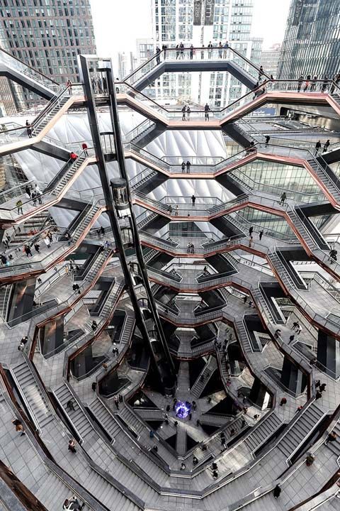 Toplam 154 merdiven, 2.500 basamak ve 80 ba�lant� noktas�na sahip ve ziyaret�ilerin t�rmanabildi�i yap� b�lgenin ortas�na in�a edildi. 