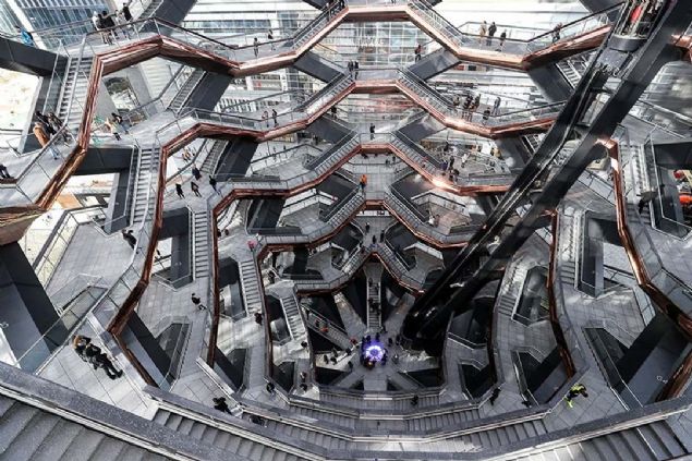 �ngiliz tasar�mc� Thomas Heatherwick taraf�ndan tasarlanan, Manhattan��n Bat� Yakas��ndaki Hudson Yards b�lgesi i�in bal pete�i formunda, birbiriyle ba�lant�l� bir dizi merdivenden olu�an devasa yap� 'The Vessel' a��ld�. 