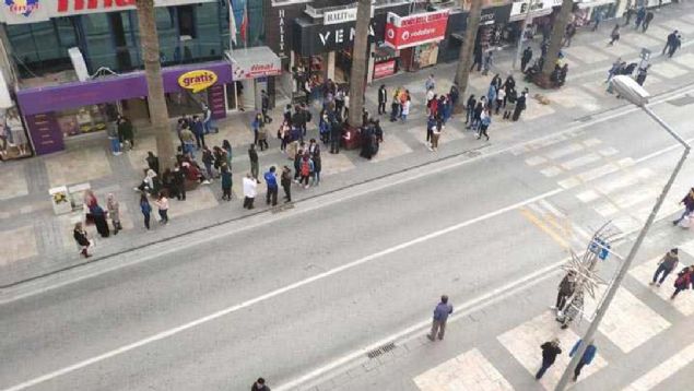 'u ana kadar kent merkezinde herhangi bir ey olmadn renmi bulunuyoruz. Krsalda da balantlarmz devam ediyor. Ciddi bir sonu bildirilmedi. Olacana da ihtimal vermiyoruz. Sarsnty bizzat yaadk. Evet uzun srd, iki art oldu. Halk panik halinde caddelere km durumda. u anda somut bir ey bize intikal etmedi. Ancak krsalda bildiiniz gibi metruk bir hayli ev oluyor. Can kayb ve yaral konusunda bir bilgi gelmedi. 