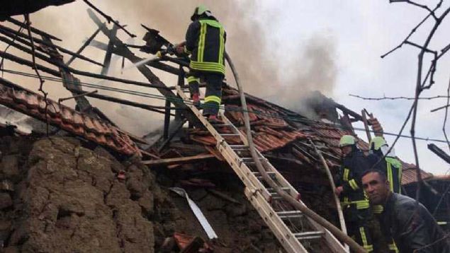 Karahyk Mahallesi'nde bir evde kan yangna itfaiye ekipleri mdahale ediyor.  <br><br>  Ayn kyde yklan bir ahrda enkaz altnda kalan 15 bykba hayvann kurtarlmas iin alma yrtlyor. 