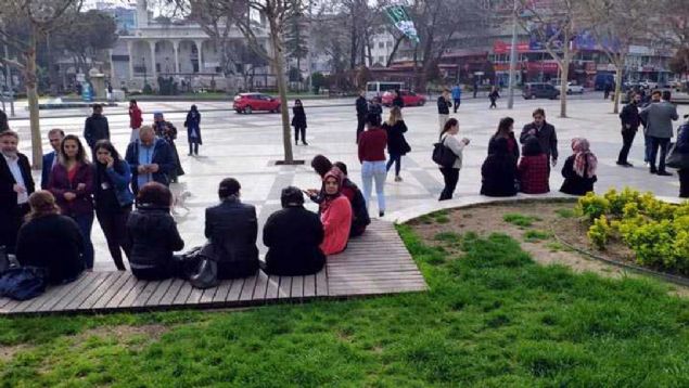 Deprem nedeniyle il genelinde renciler snflardan darya kt, derslere ara verildi. Acpayam ilesinde de eitime bugn ara verildi. 