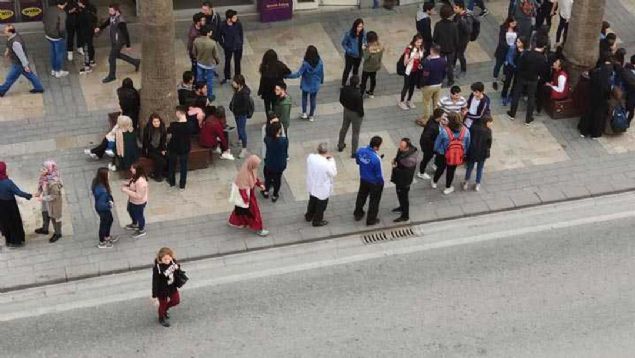 Btn vatandalarmz darda. Bizim en ok korktuumuz atlardan denlerin insanlarn zerine dmesini nlemek amacyla u anda ekiplerimiz de binalarn diplerini boaltmak iin alyorlar. 