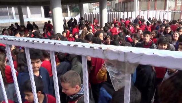 ACIPAYAM KAYMAKAMI: LEDE BYK OKULLA TATL  <br><br>  Acpayam Kaymakam deprem sonras okullarn tatil edildiini aklad. 