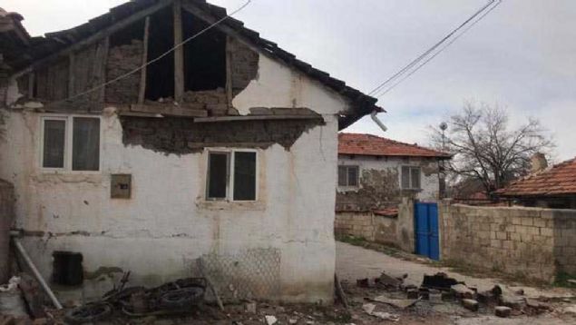 Karahan, 'Gelen ilk bilgilere gre can ya da mal kayb yok. Depremin merkez ssne yakn konumdaki Yeildere kynde bir iki binann duvarnda atlak olutu. Ancak aratrma devam ediyor. imdilik nemli bir ey yok. ok kr.' dedi. 