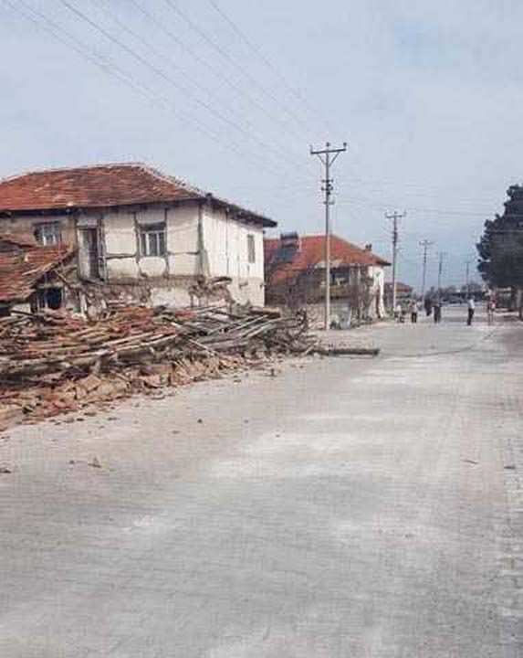 lk bilgilere gre, can kaybnn yaanmad depremde, merkez ss olan Yeniky ve evresindeki kylerde kerpi evlerde hasar olutu. 