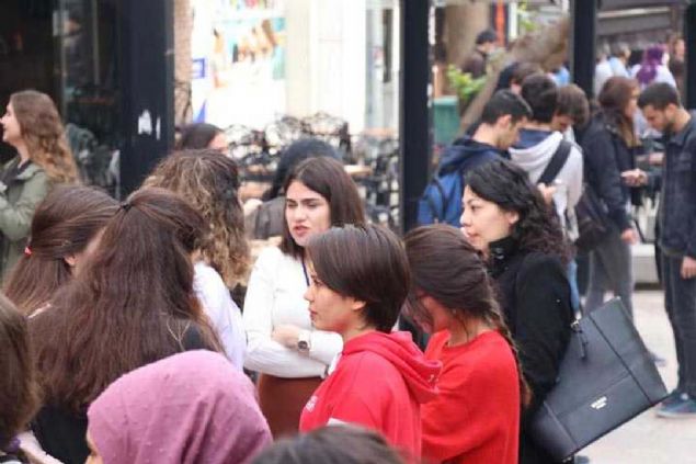 te yandan 5,5 byklndeki depremin ardndan blgede byklkleri 2,1 ile 4,8 arasnda deien 9 art deprem yaand. 